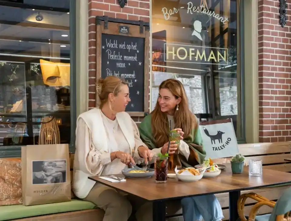 Moeder en dochter genieten op het terras van restaurant Hofman, Alkmaar